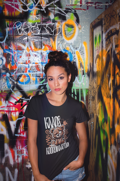 Sarkastinen Kaaorkoordinaattori-paita käytössä, musta puuvillapaita, ironinen tyyli