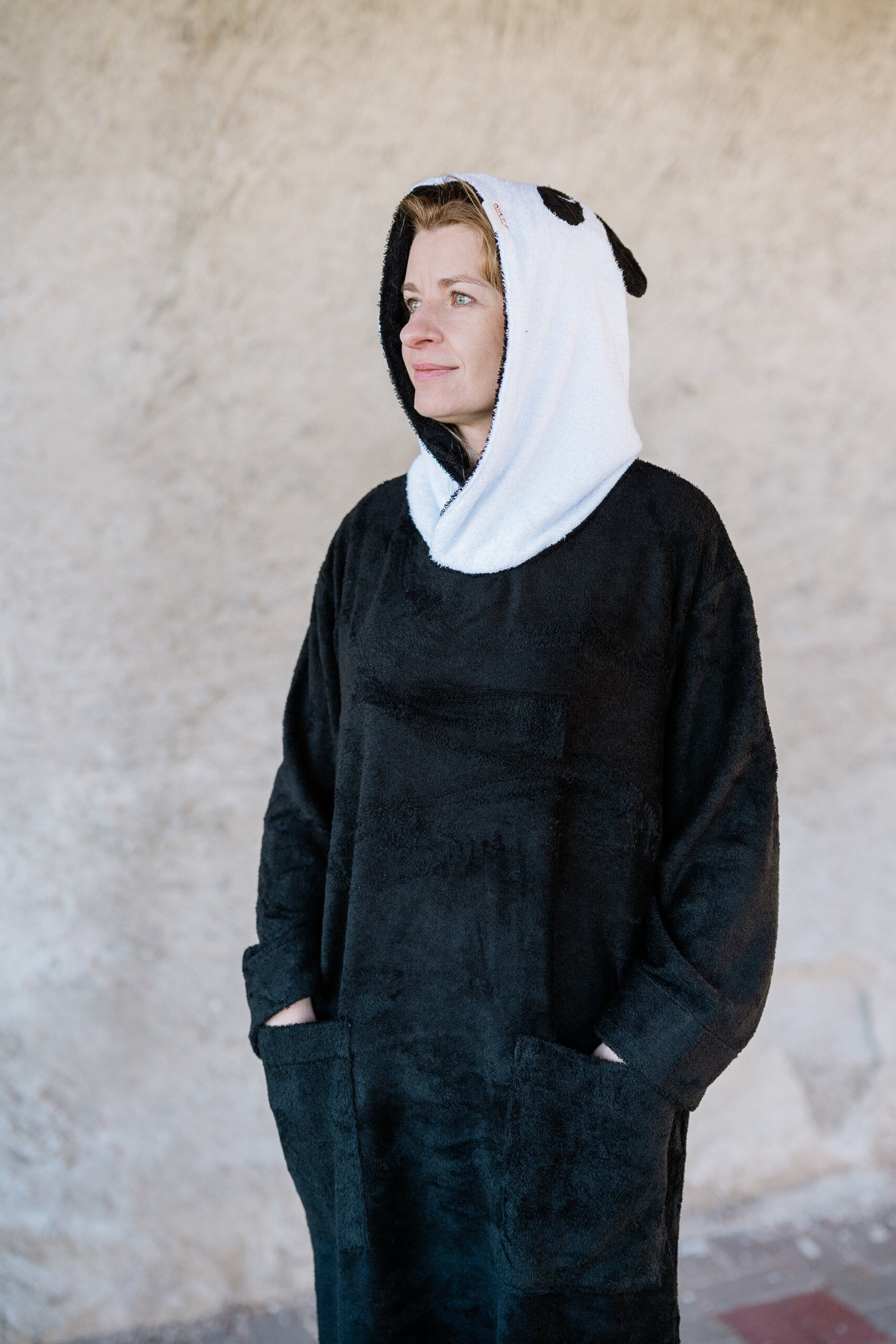 OEKO-TEX-sertifioitu panda poncho – minimalistinen kaksivärinen design
