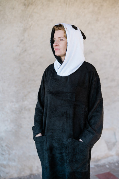 OEKO-TEX-sertifioitu panda poncho – minimalistinen kaksivärinen design